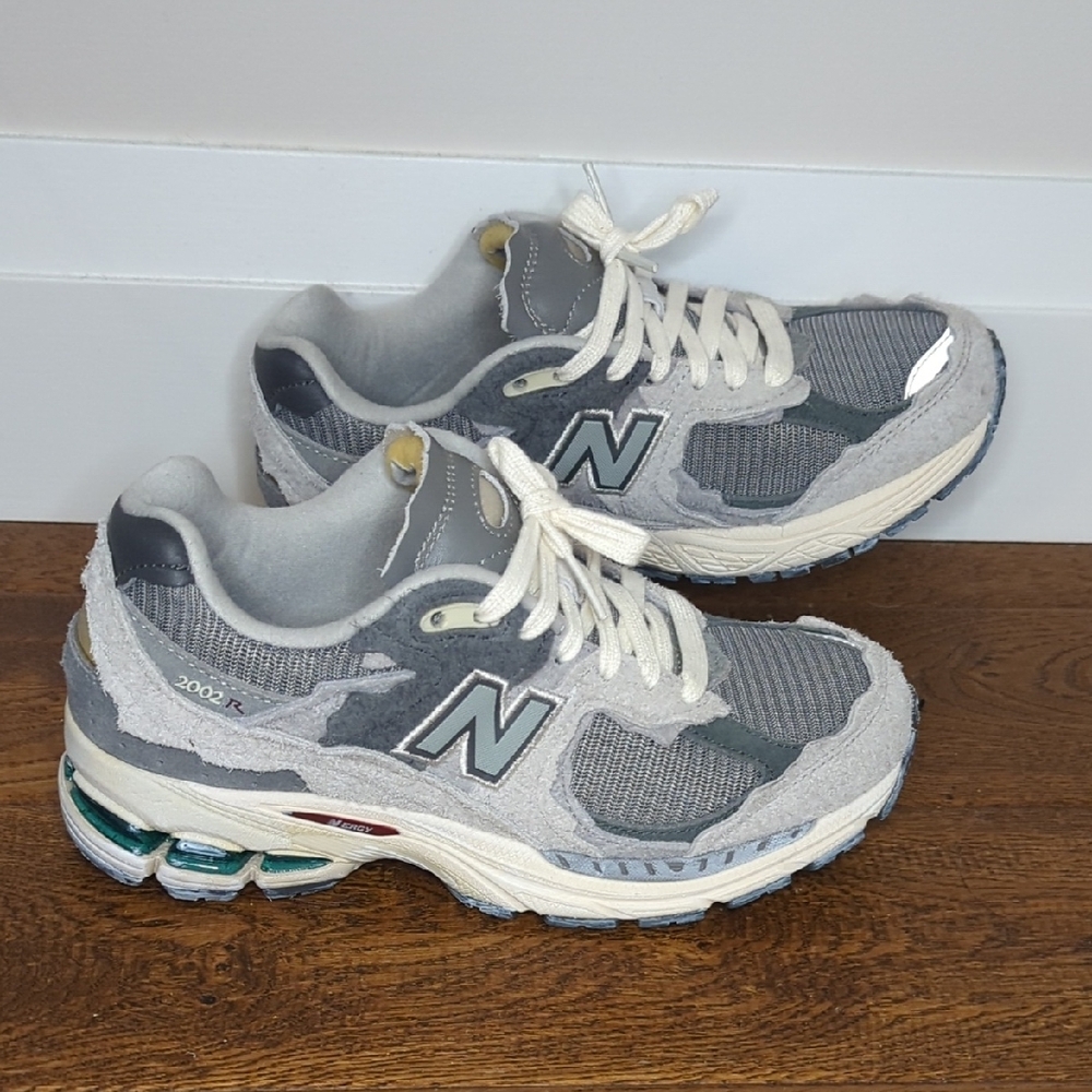 New Balance Womens 2002r Suede Grey
